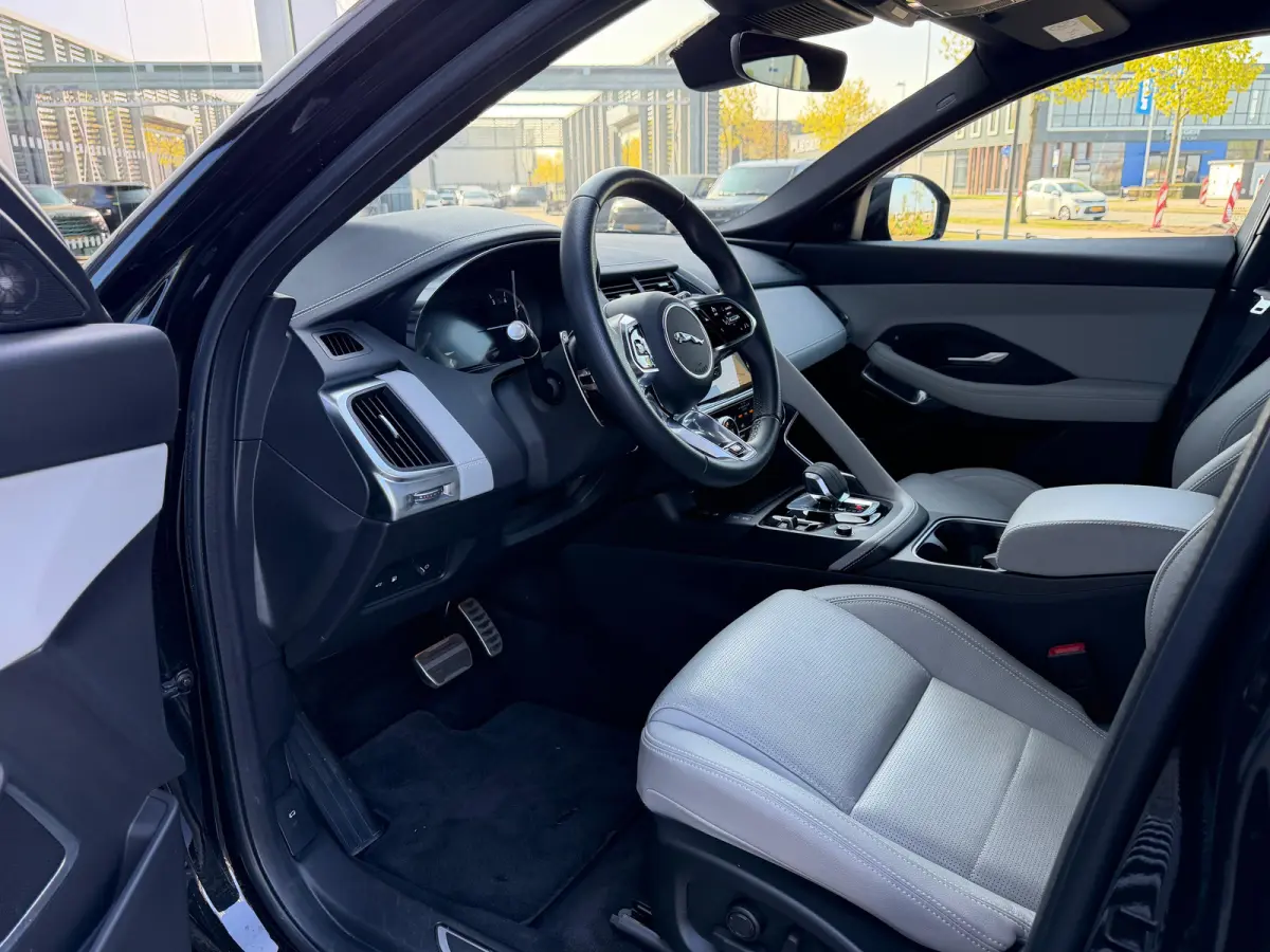 P300e AWD R-Dynamic SE | Stoelverwarming voor | 19 Inch | Adaptieve Cruise Control | Meridian