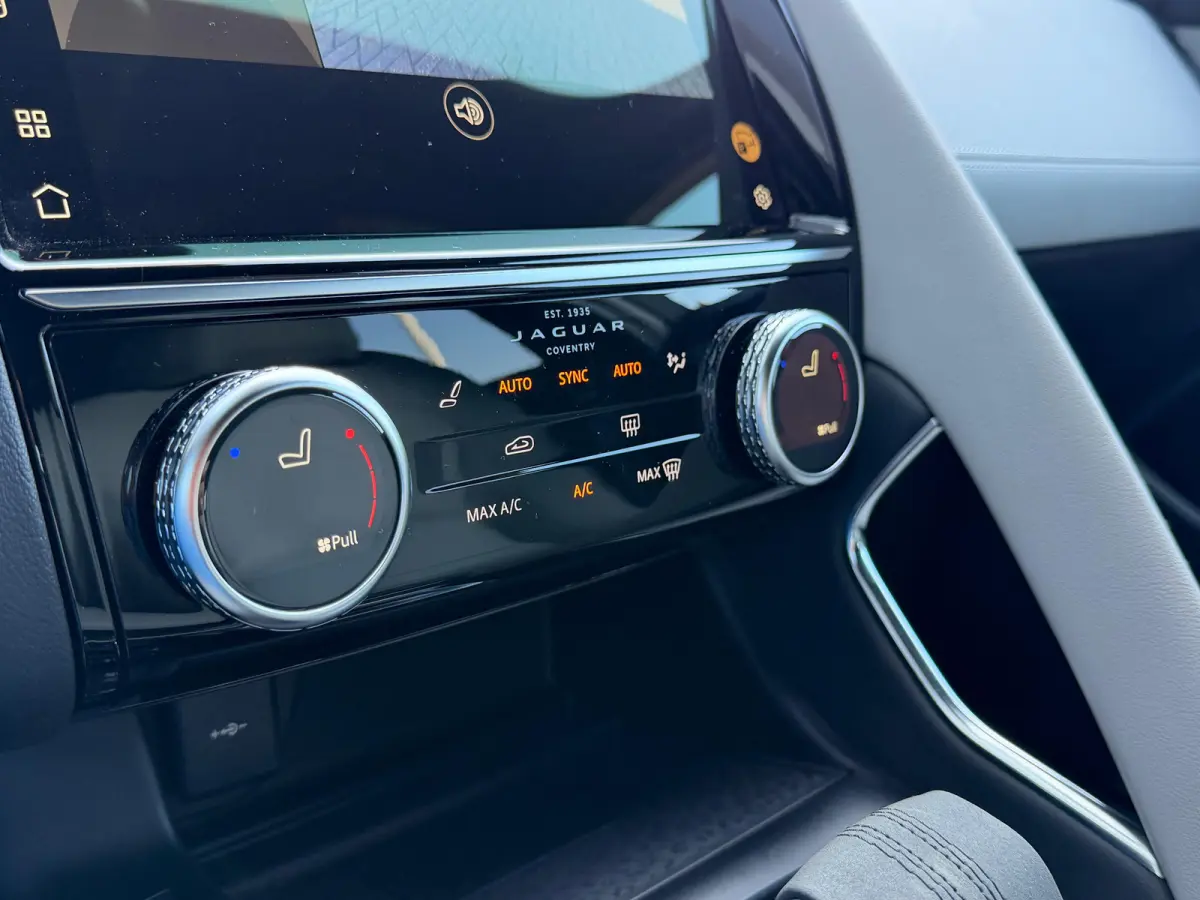 P300e AWD R-Dynamic SE | Stoelverwarming voor | 19 Inch | Adaptieve Cruise Control | Meridian