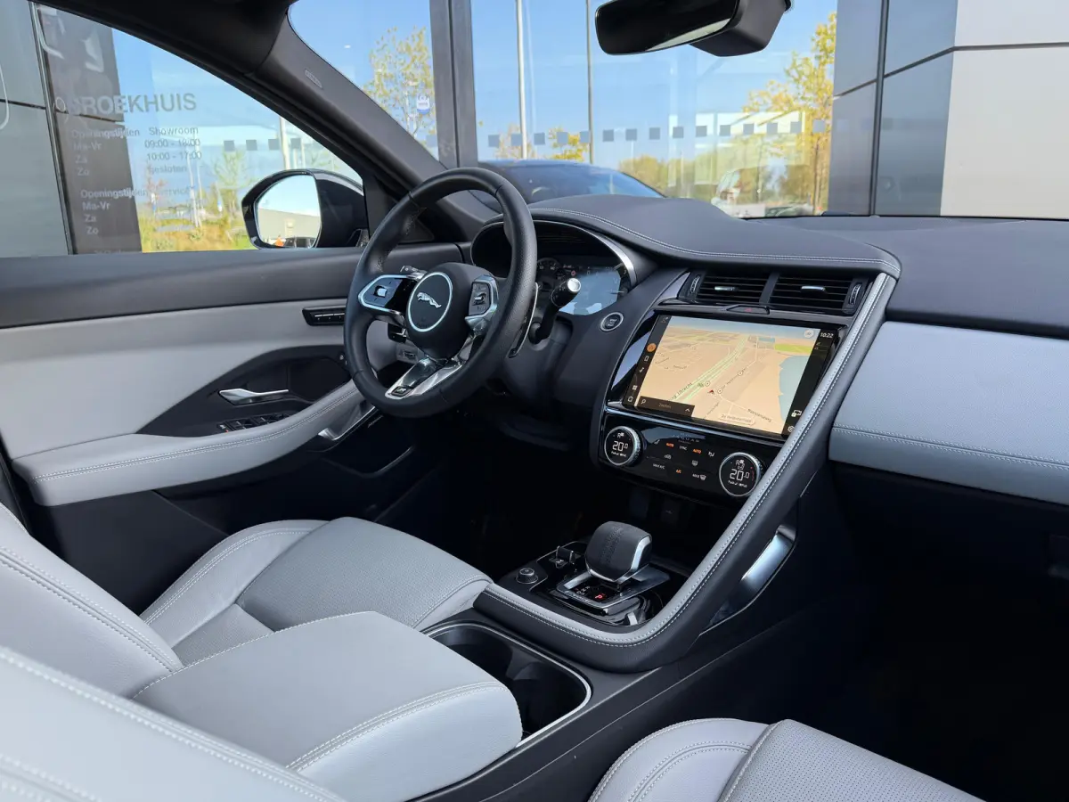 P300e AWD R-Dynamic SE | Stoelverwarming voor | 19 Inch | Adaptieve Cruise Control | Meridian