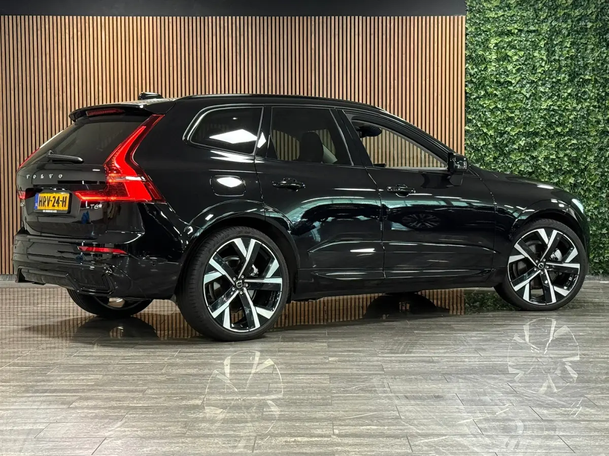 T6 AWD Recharge Ultra Dark | Luchtvering | Trekhaak | 360° Camera | Head-Up Display | Harman Kardon | Adaptieve Cruise Control | Stoelverwarming voor+achter | Stuurwielverwarming | Full LED