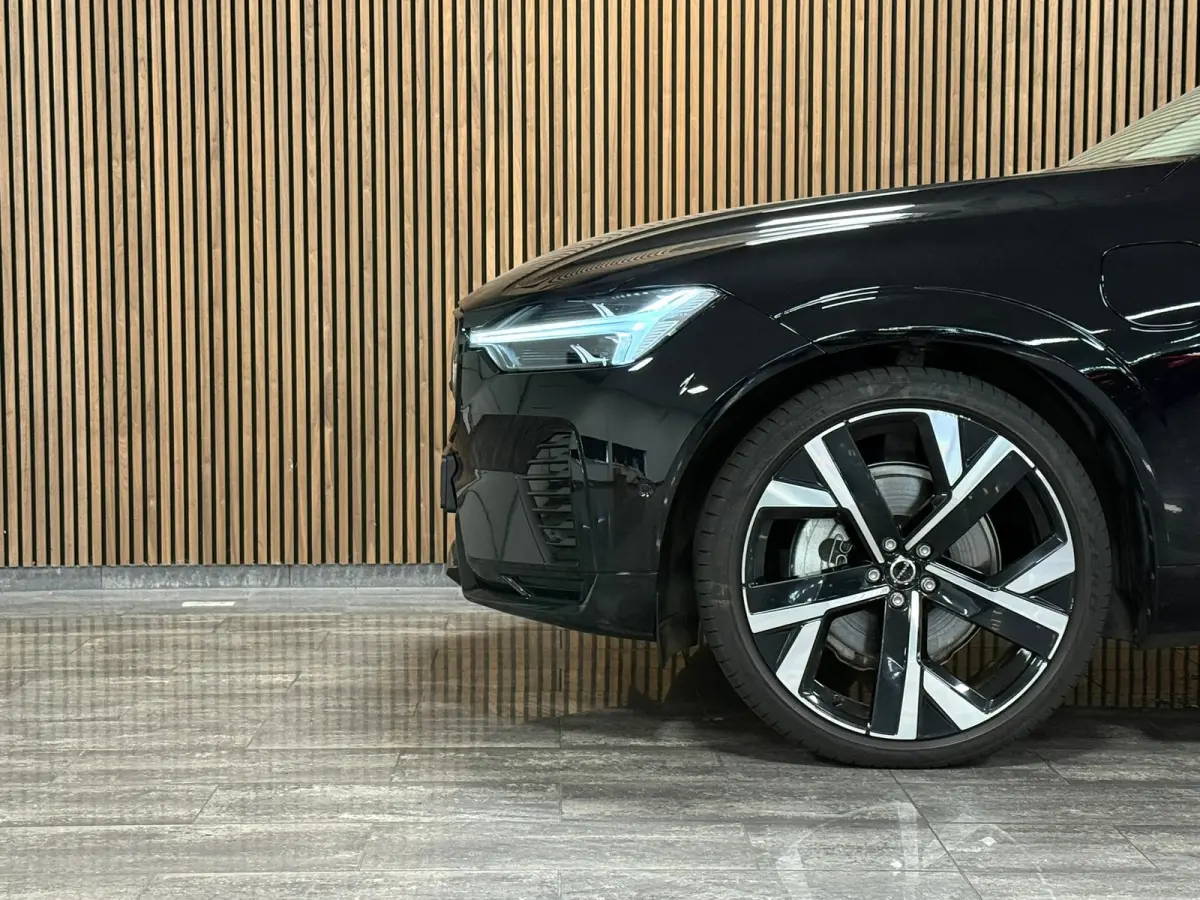 T6 AWD Recharge Ultra Dark | Luchtvering | Trekhaak | 360° Camera | Head-Up Display | Harman Kardon | Adaptieve Cruise Control | Stoelverwarming voor+achter | Stuurwielverwarming | Full LED