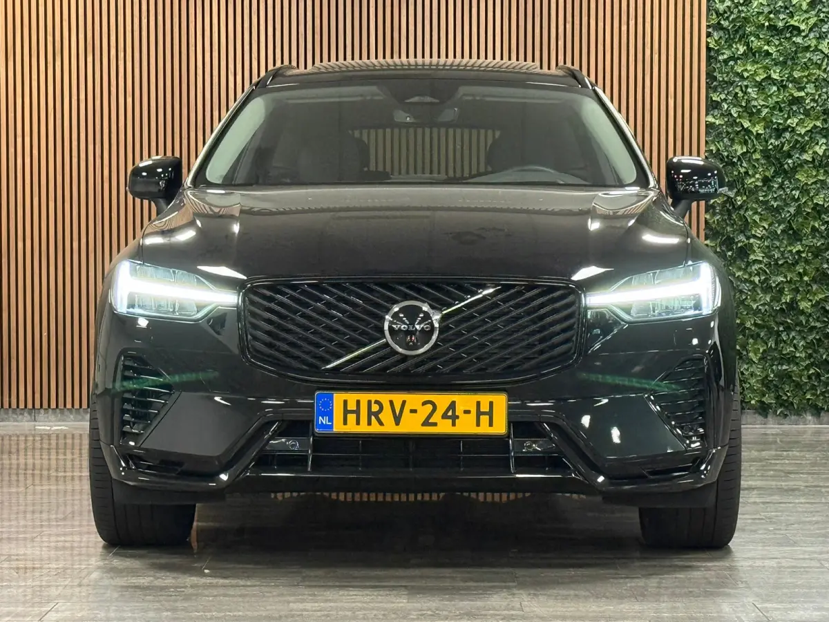 T6 AWD Recharge Ultra Dark | Luchtvering | Trekhaak | 360° Camera | Head-Up Display | Harman Kardon | Adaptieve Cruise Control | Stoelverwarming voor+achter | Stuurwielverwarming | Full LED