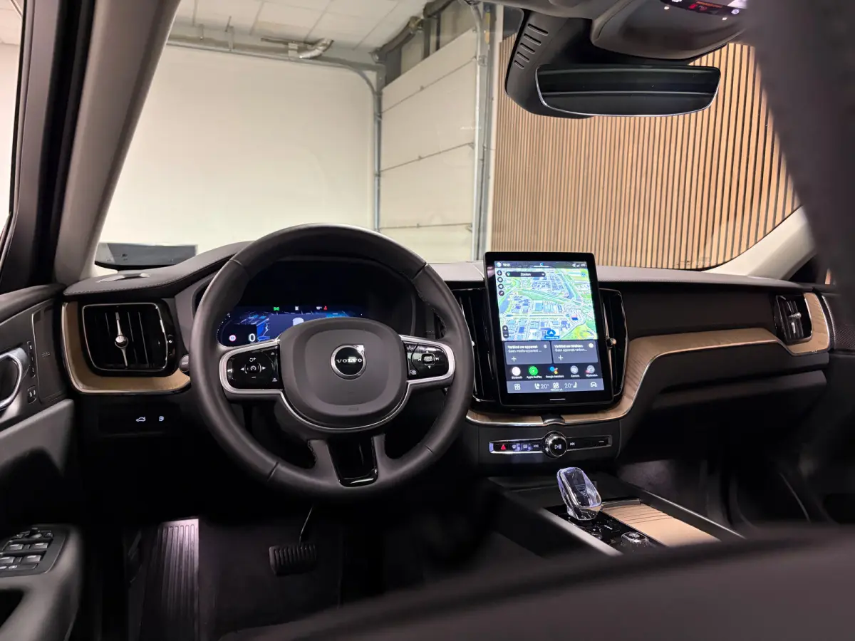 T6 AWD Recharge Ultra Dark | Luchtvering | Trekhaak | 360° Camera | Head-Up Display | Harman Kardon | Adaptieve Cruise Control | Stoelverwarming voor+achter | Stuurwielverwarming | Full LED