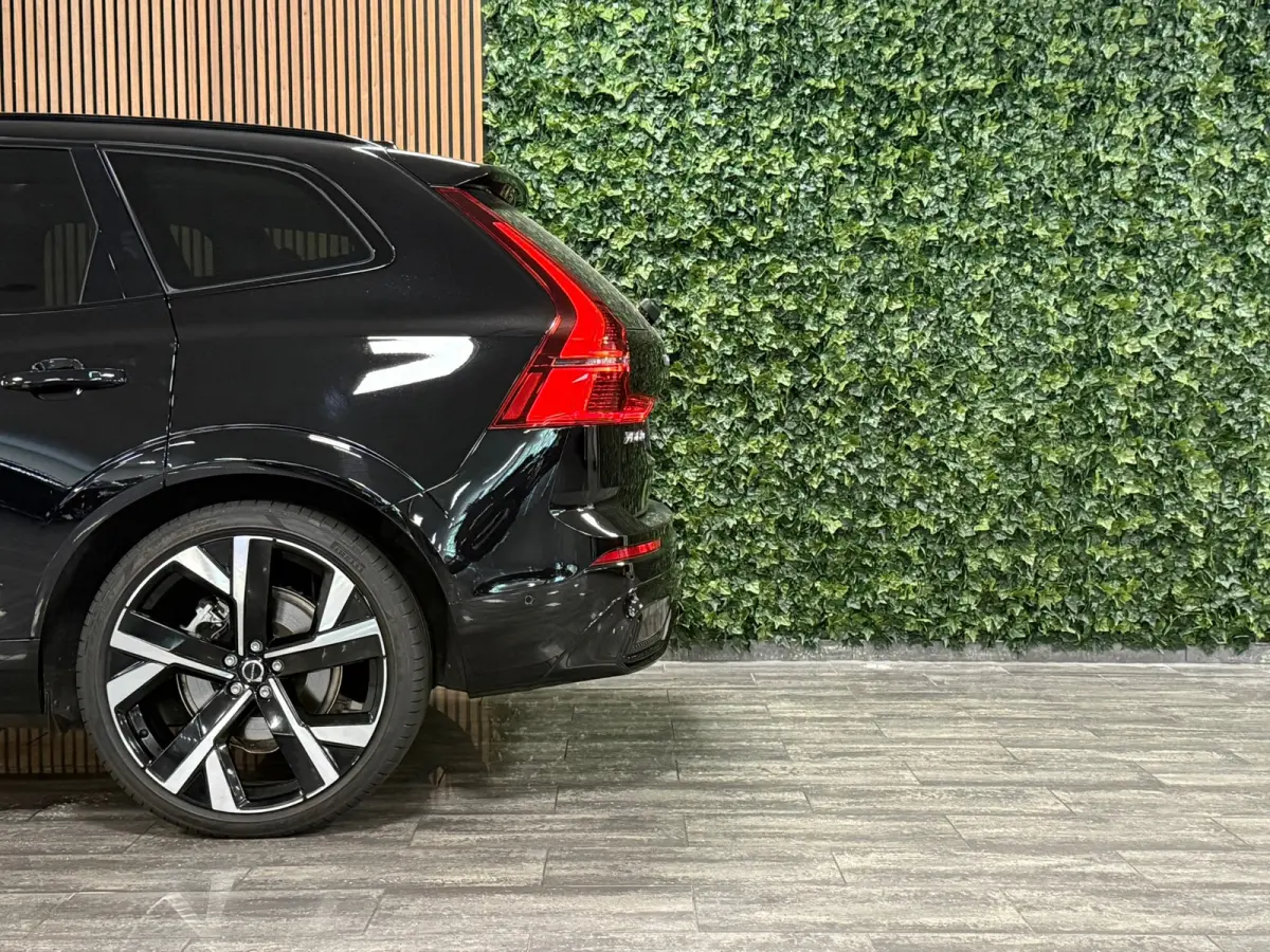 T6 AWD Recharge Ultra Dark | Luchtvering | Trekhaak | 360° Camera | Head-Up Display | Harman Kardon | Adaptieve Cruise Control | Stoelverwarming voor+achter | Stuurwielverwarming | Full LED