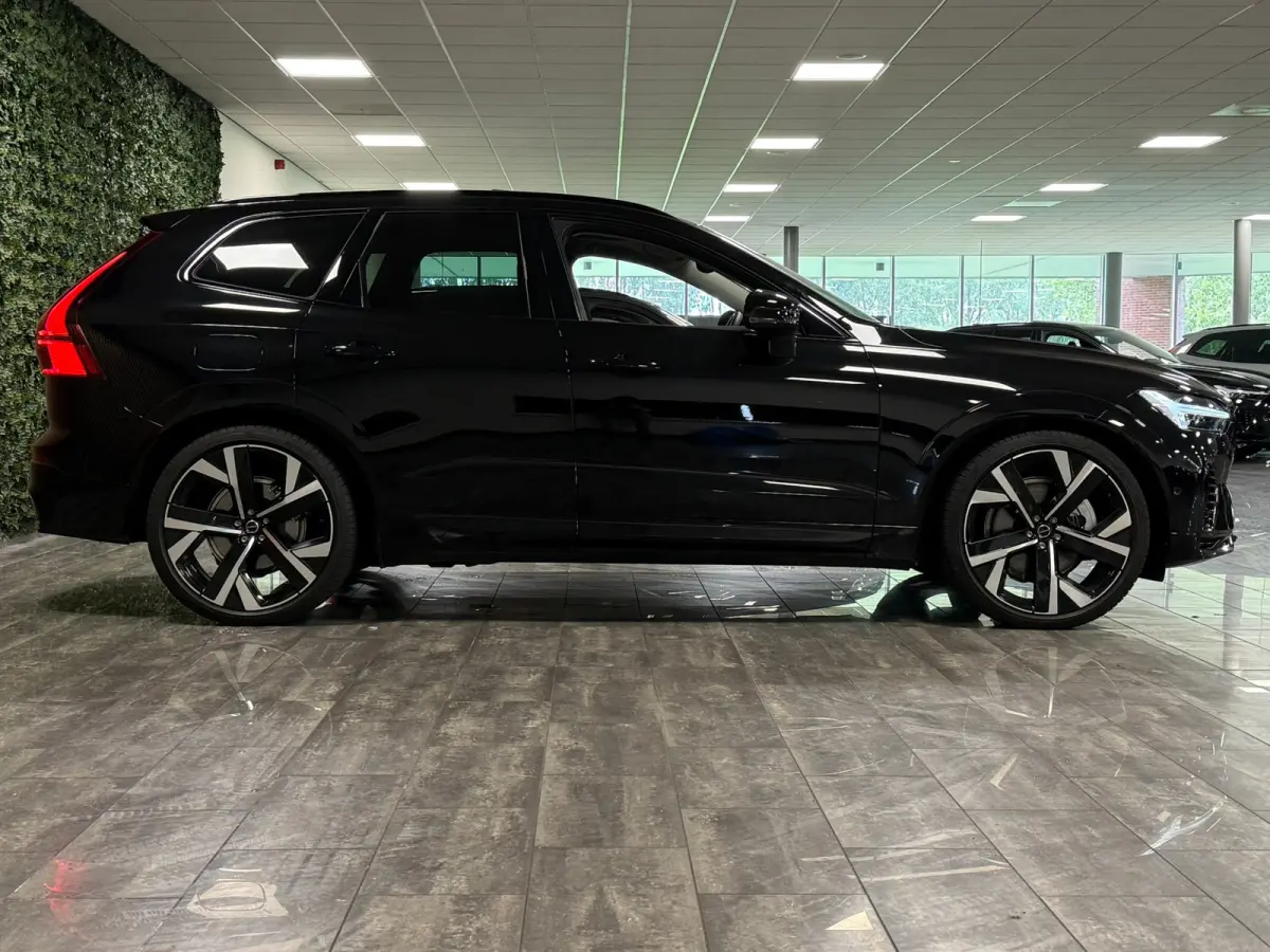 T6 AWD Recharge Ultra Dark | Luchtvering | Trekhaak | 360° Camera | Head-Up Display | Harman Kardon | Adaptieve Cruise Control | Stoelverwarming voor+achter | Stuurwielverwarming | Full LED