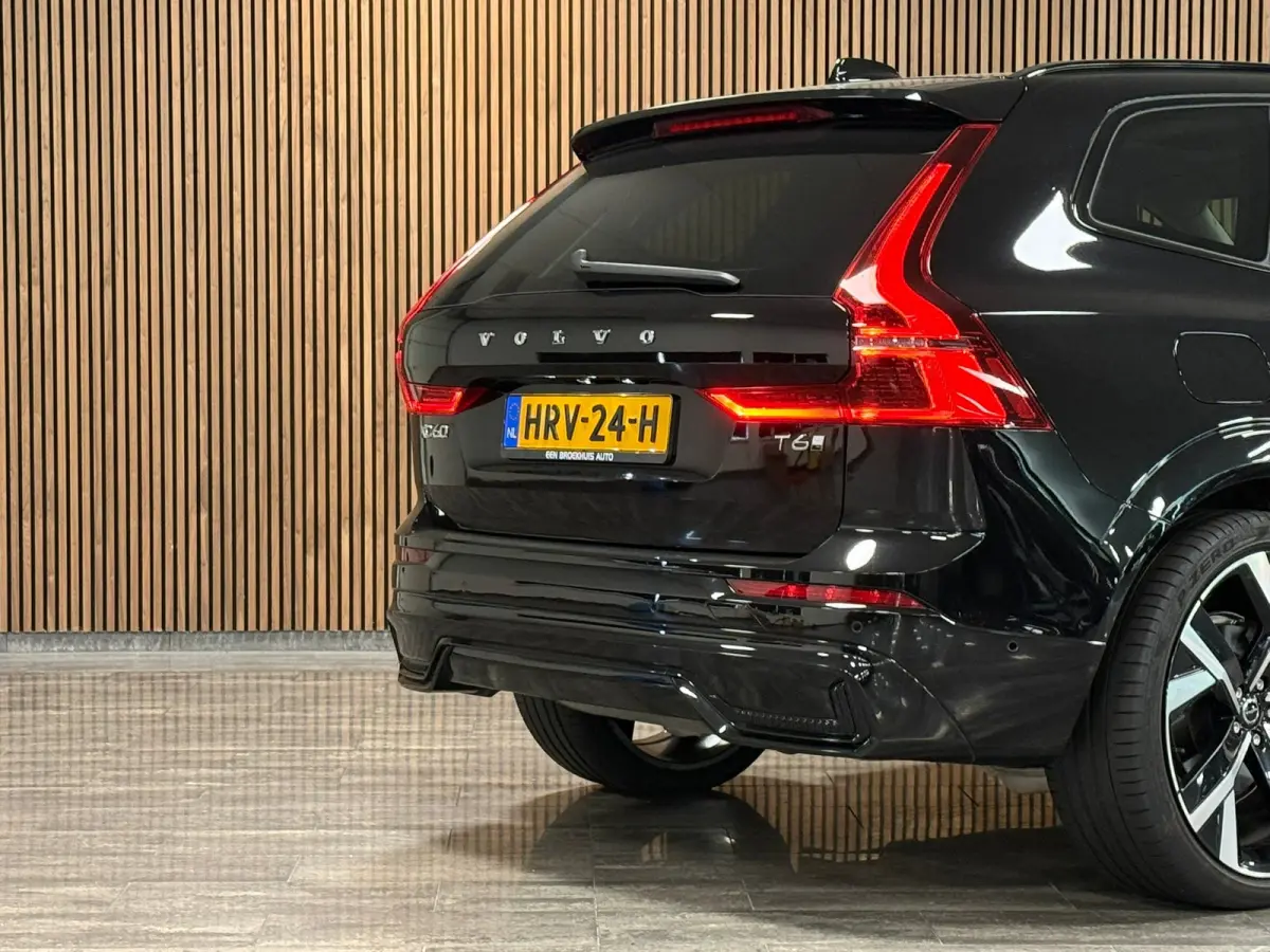 T6 AWD Recharge Ultra Dark | Luchtvering | Trekhaak | 360° Camera | Head-Up Display | Harman Kardon | Adaptieve Cruise Control | Stoelverwarming voor+achter | Stuurwielverwarming | Full LED