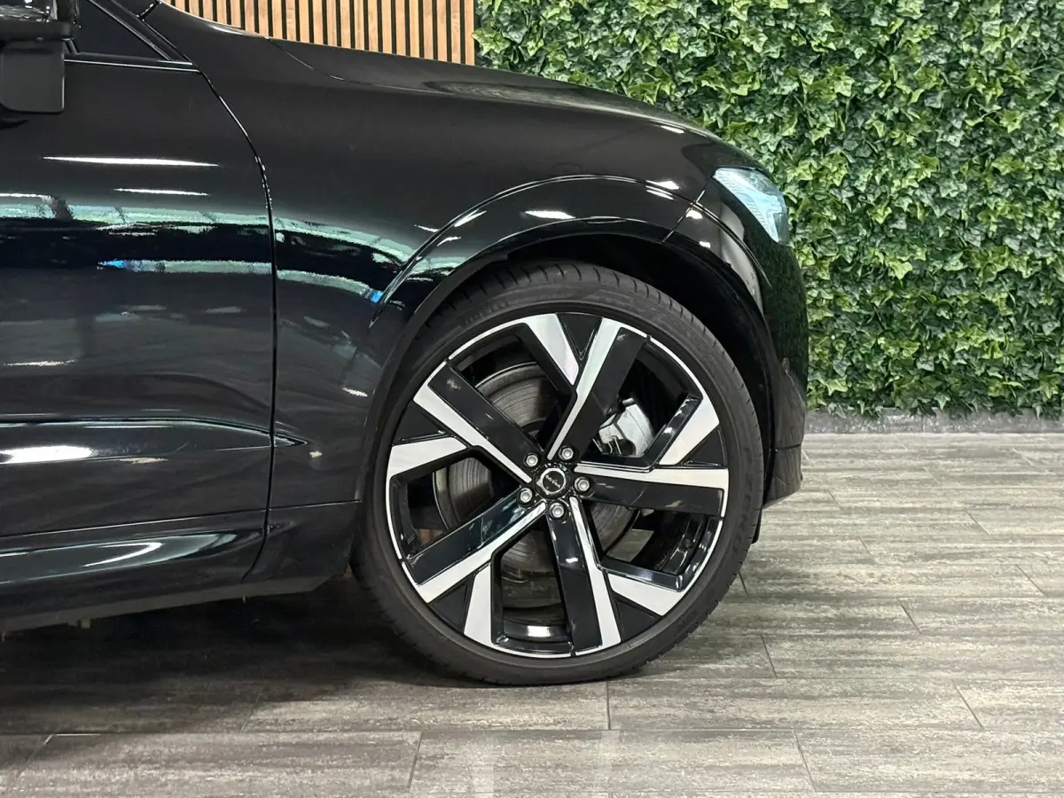 T6 AWD Recharge Ultra Dark | Luchtvering | Trekhaak | 360° Camera | Head-Up Display | Harman Kardon | Adaptieve Cruise Control | Stoelverwarming voor+achter | Stuurwielverwarming | Full LED