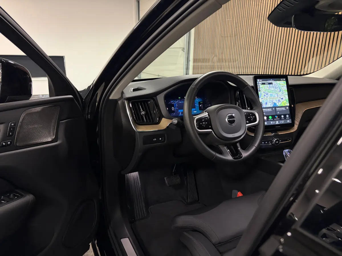 T6 AWD Recharge Ultra Dark | Luchtvering | Trekhaak | 360° Camera | Head-Up Display | Harman Kardon | Adaptieve Cruise Control | Stoelverwarming voor+achter | Stuurwielverwarming | Full LED