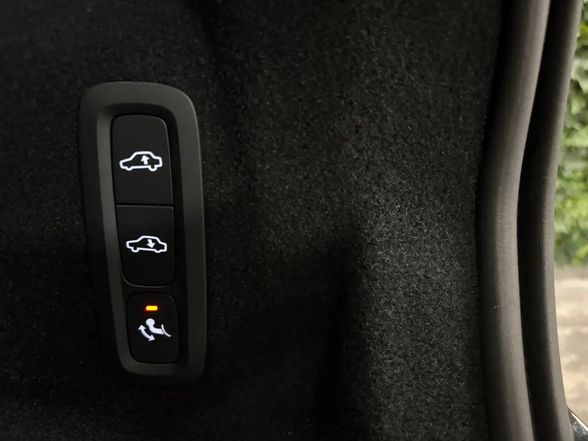 T6 AWD Recharge Ultra Dark | Luchtvering | Trekhaak | 360° Camera | Head-Up Display | Harman Kardon | Adaptieve Cruise Control | Stoelverwarming voor+achter | Stuurwielverwarming | Full LED