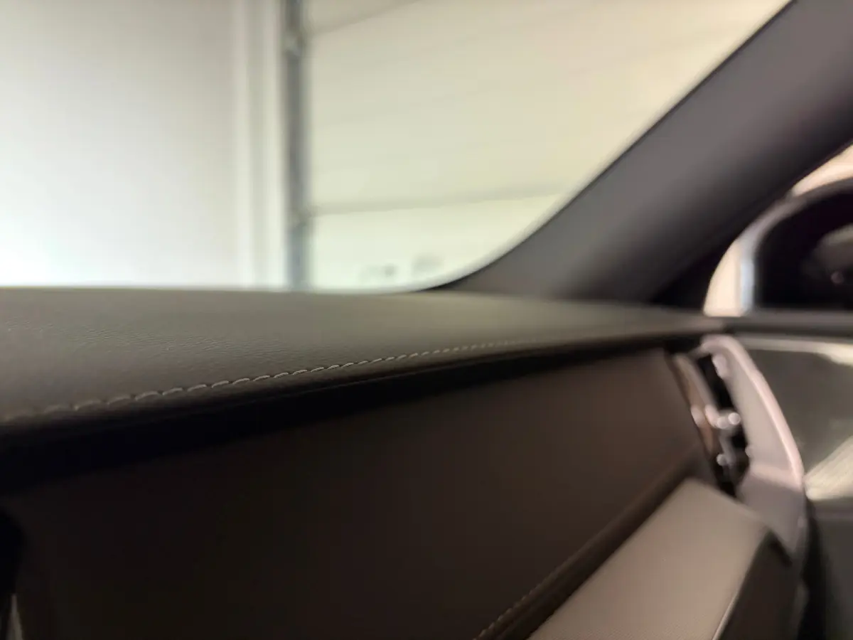 T6 AWD Recharge Ultra Black Edition | MY26 | Luchtvering | Trekhaak | 360 Camera | Head-Up Display | Harman Kardon | Adaptieve Cruise Control | Stoelverwarming voor+achter | Stuurwielverwarm