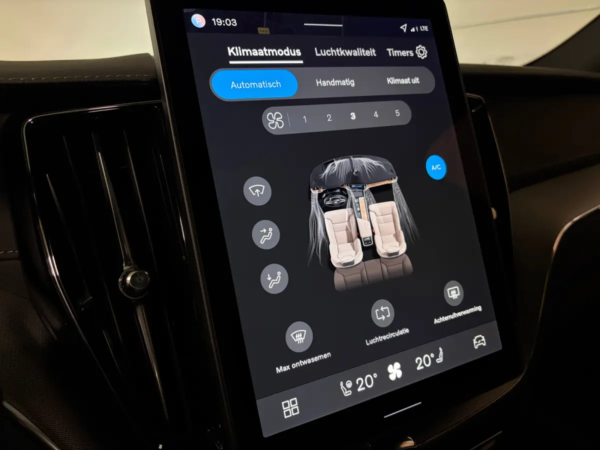 T6 AWD Recharge Ultra Black Edition | MY26 | Luchtvering | Trekhaak | 360 Camera | Head-Up Display | Harman Kardon | Adaptieve Cruise Control | Stoelverwarming voor+achter | Stuurwielverwarm