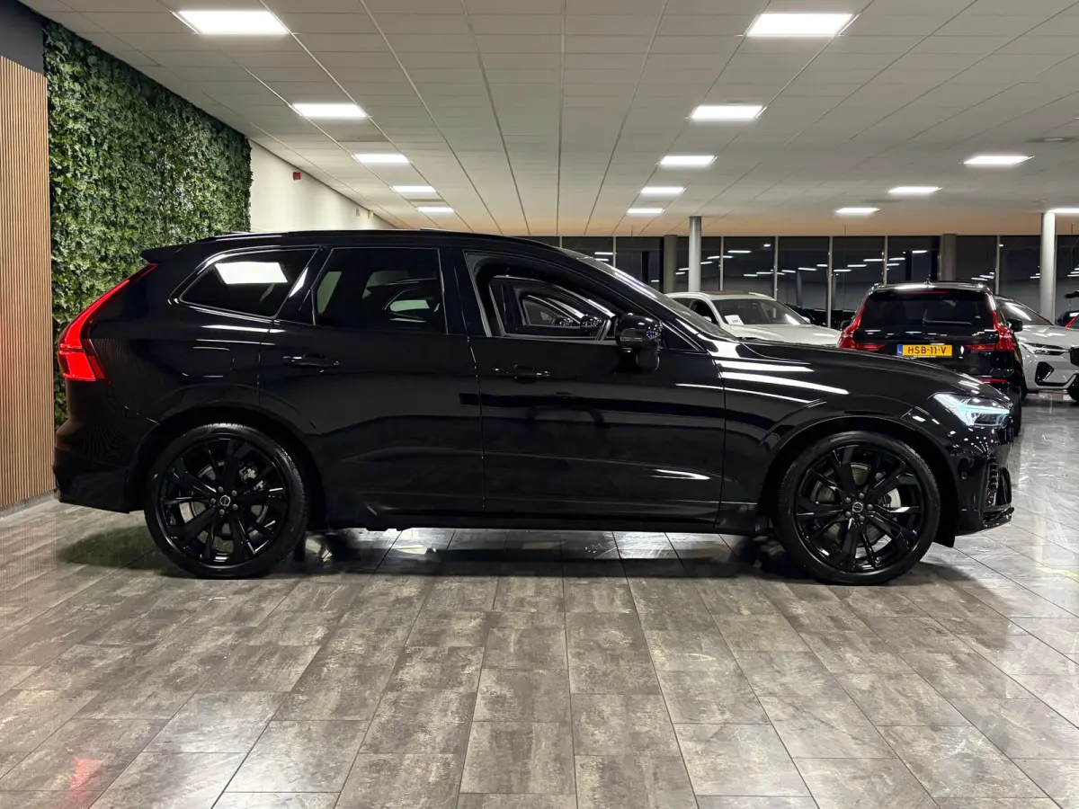 T6 AWD Recharge Ultra Black Edition | MY26 | Luchtvering | Trekhaak | 360 Camera | Head-Up Display | Harman Kardon | Adaptieve Cruise Control | Stoelverwarming voor+achter | Stuurwielverwarm