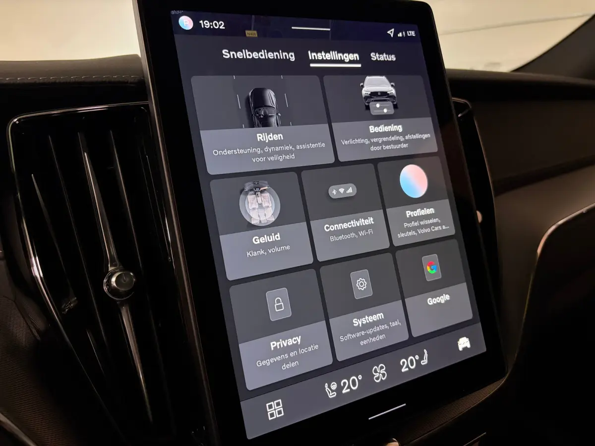 T6 AWD Recharge Ultra Black Edition | MY26 | Luchtvering | Trekhaak | 360 Camera | Head-Up Display | Harman Kardon | Adaptieve Cruise Control | Stoelverwarming voor+achter | Stuurwielverwarm