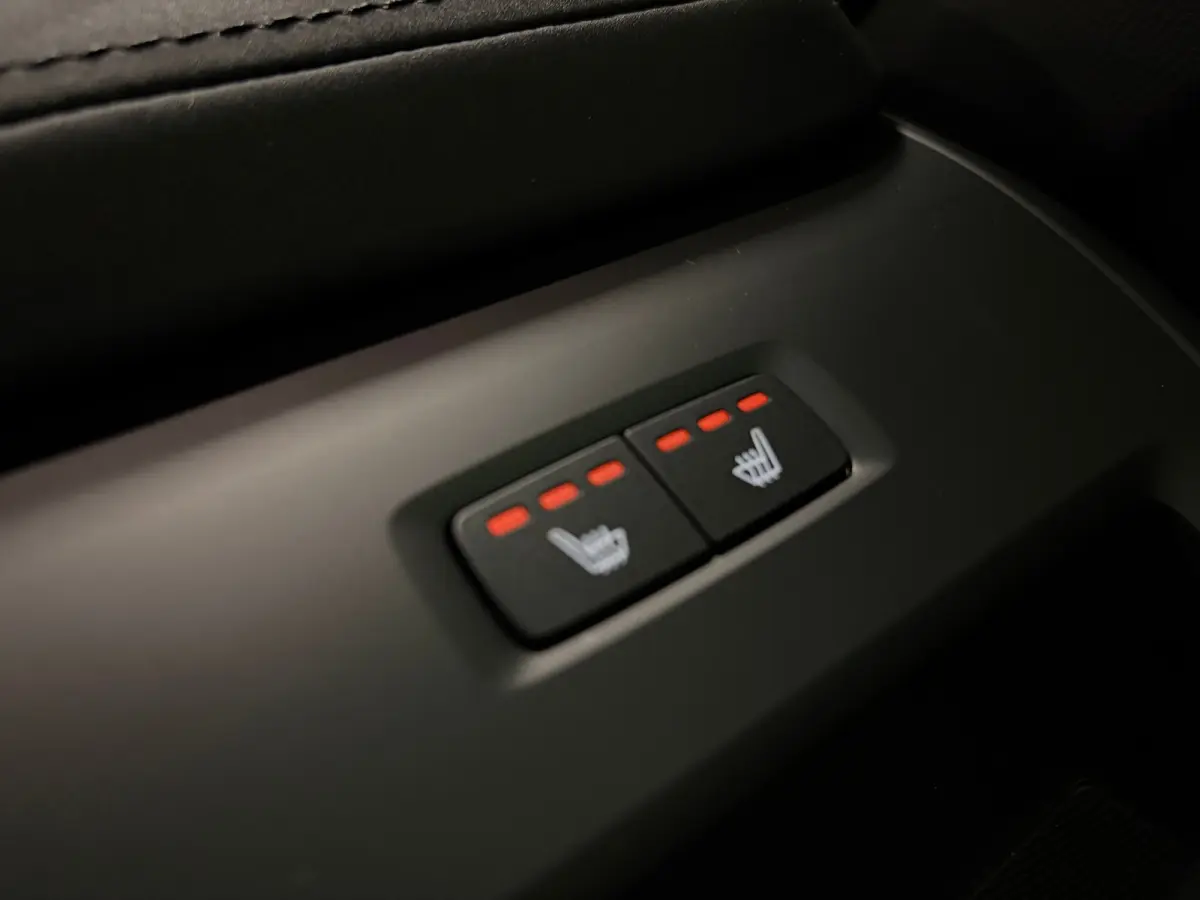 T6 AWD Recharge Ultra Black Edition | MY26 | Luchtvering | Trekhaak | 360 Camera | Head-Up Display | Harman Kardon | Adaptieve Cruise Control | Stoelverwarming voor+achter | Stuurwielverwarm