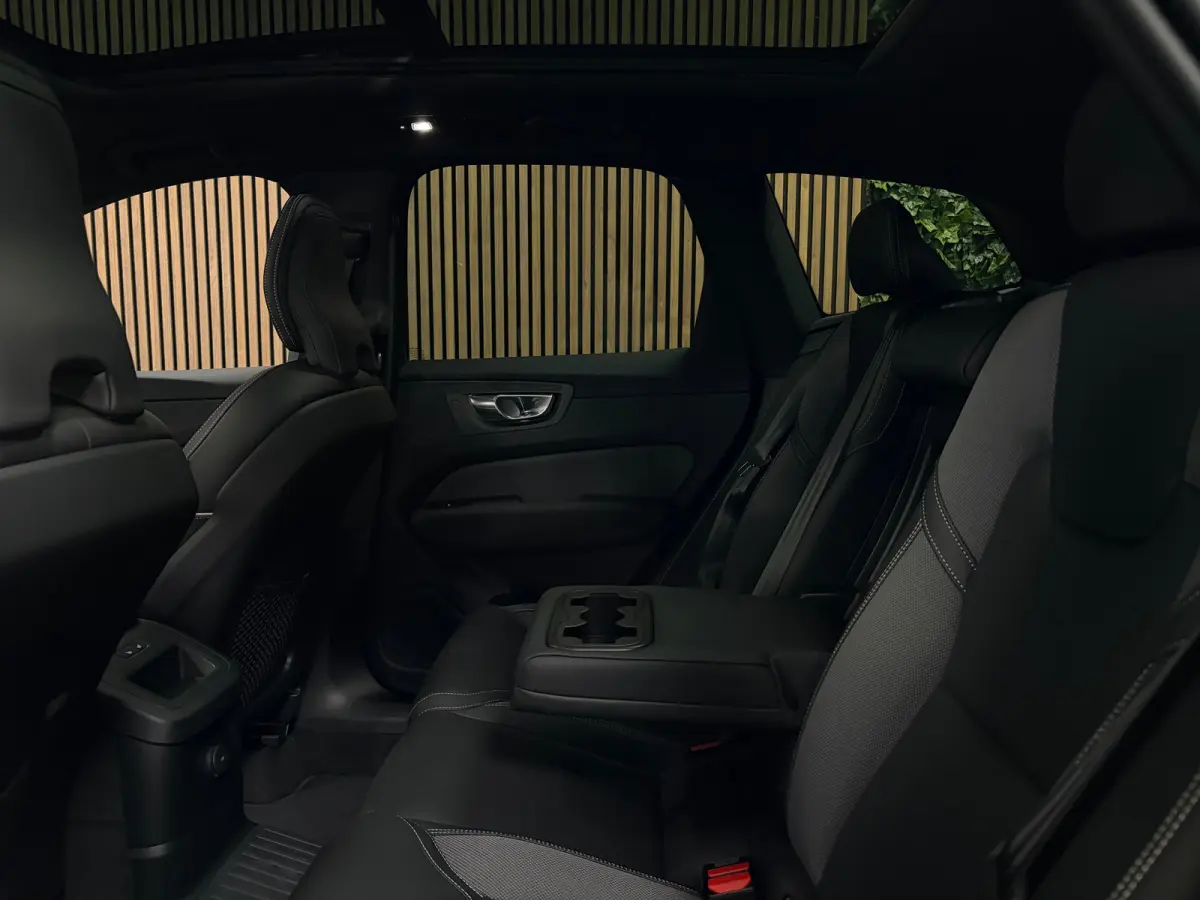 T6 AWD Recharge Ultra Black Edition | MY26 | Luchtvering | Trekhaak | 360 Camera | Head-Up Display | Harman Kardon | Adaptieve Cruise Control | Stoelverwarming voor+achter | Stuurwielverwarm