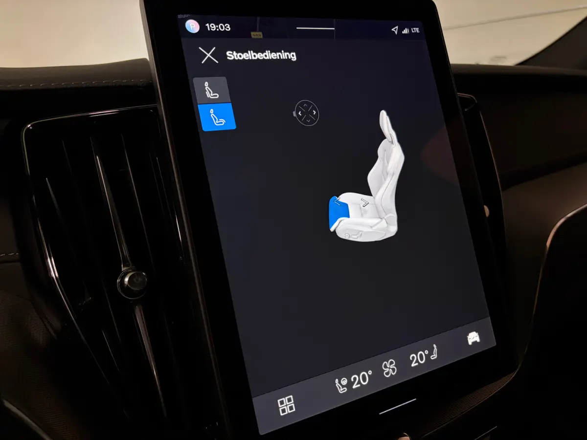 T6 AWD Recharge Ultra Black Edition | MY26 | Luchtvering | Trekhaak | 360 Camera | Head-Up Display | Harman Kardon | Adaptieve Cruise Control | Stoelverwarming voor+achter | Stuurwielverwarm
