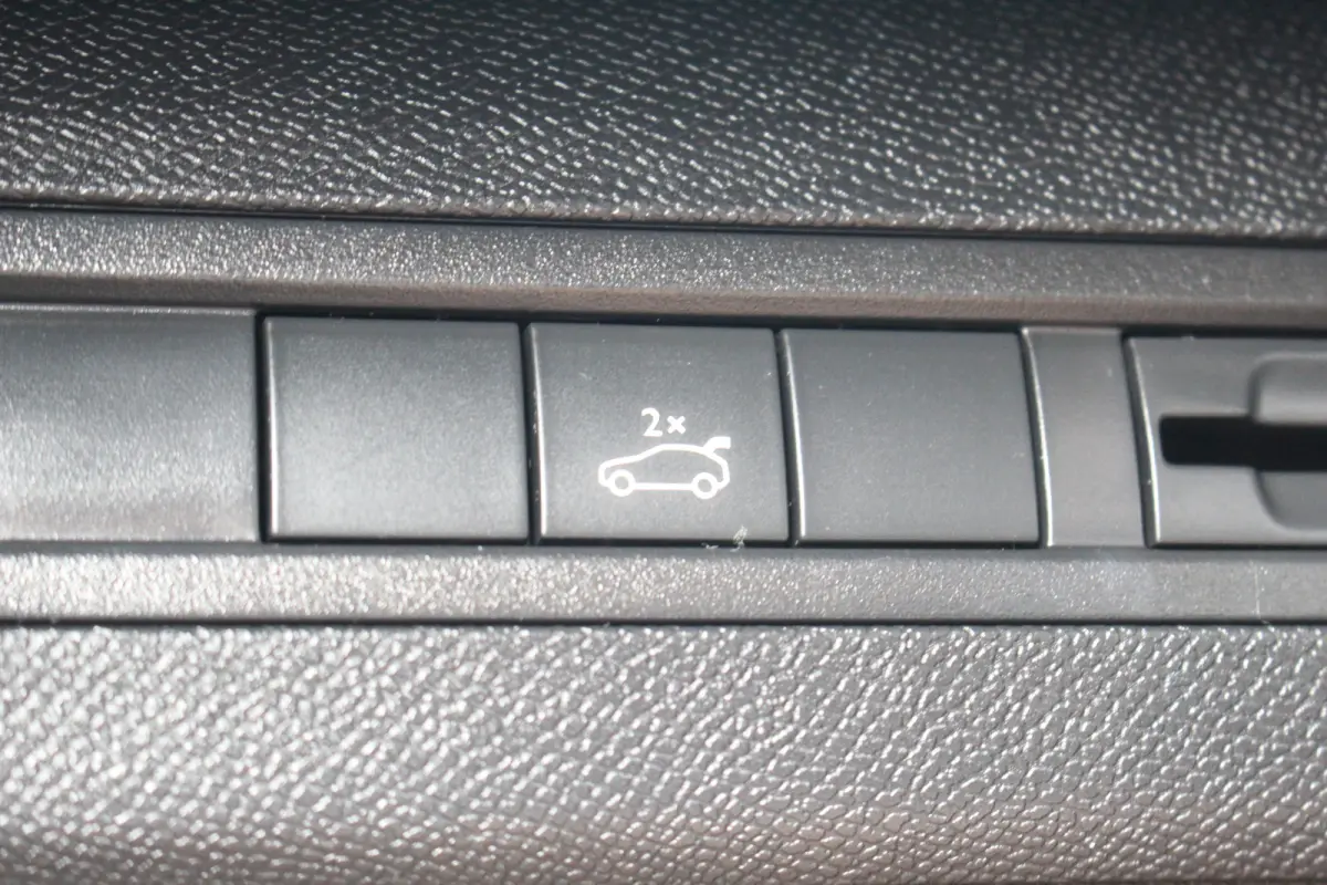 1.2 GT Line Avantage Aut. | Elec. Achterklep | Camera | Pdc | Navi | Cruise | Carplay | | Achterbank in delen neerklapbaar | Afwijkende dakkleur | Alarm klasse 1(startblokkering)| Elec. Acht