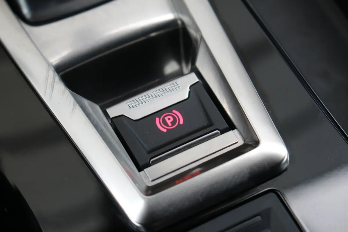 1.2 GT Line Avantage Aut. | Elec. Achterklep | Camera | Pdc | Navi | Cruise | Carplay | | Achterbank in delen neerklapbaar | Afwijkende dakkleur | Alarm klasse 1(startblokkering)| Elec. Acht