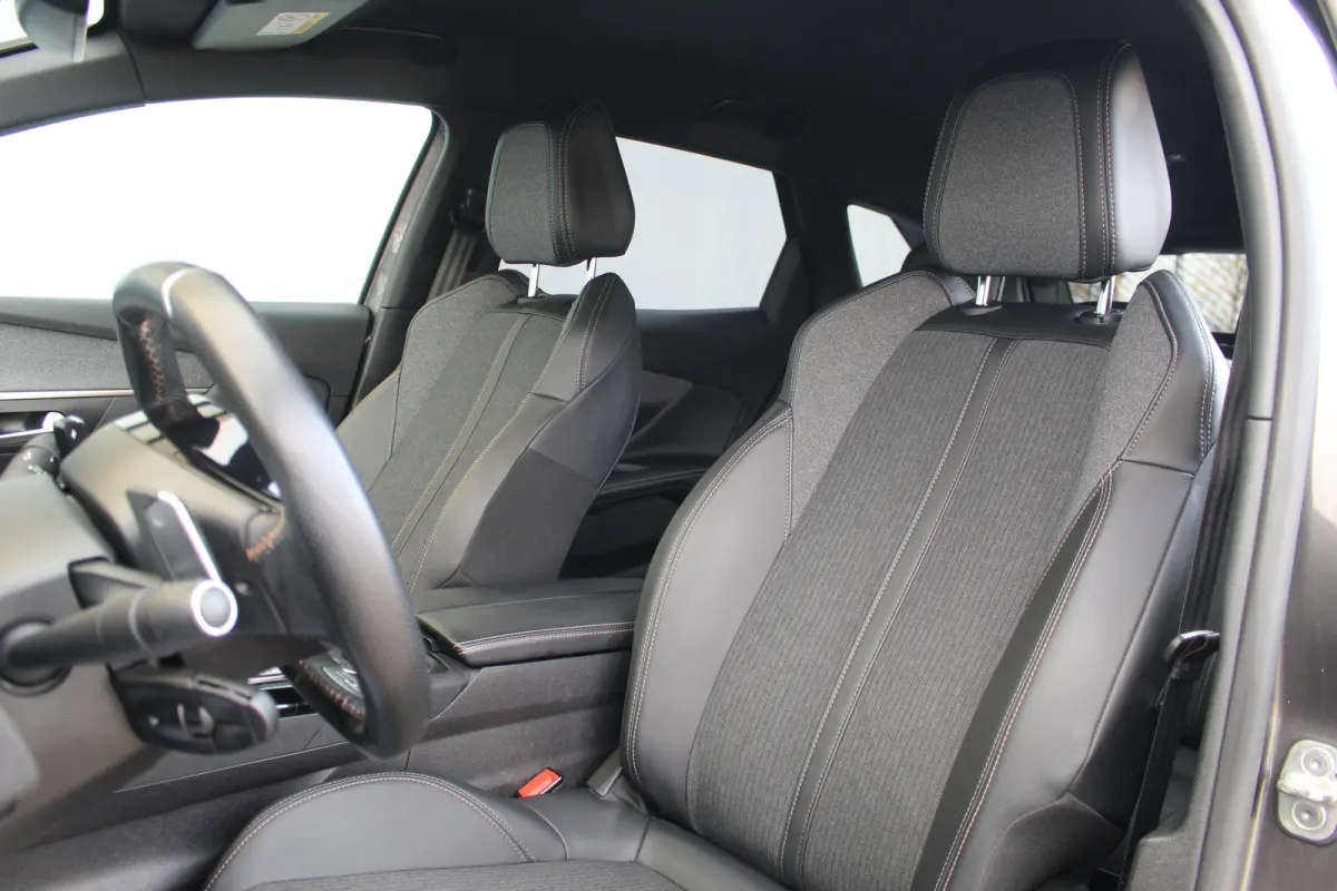 1.2 GT Line Avantage Aut. | Elec. Achterklep | Camera | Pdc | Navi | Cruise | Carplay | | Achterbank in delen neerklapbaar | Afwijkende dakkleur | Alarm klasse 1(startblokkering)| Elec. Acht