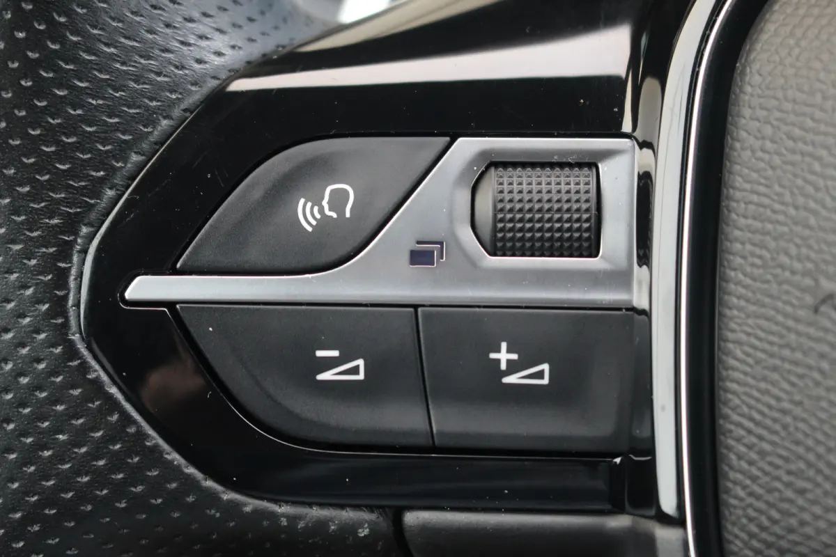 1.2 GT Line Avantage Aut. | Elec. Achterklep | Camera | Pdc | Navi | Cruise | Carplay | | Achterbank in delen neerklapbaar | Afwijkende dakkleur | Alarm klasse 1(startblokkering)| Elec. Acht