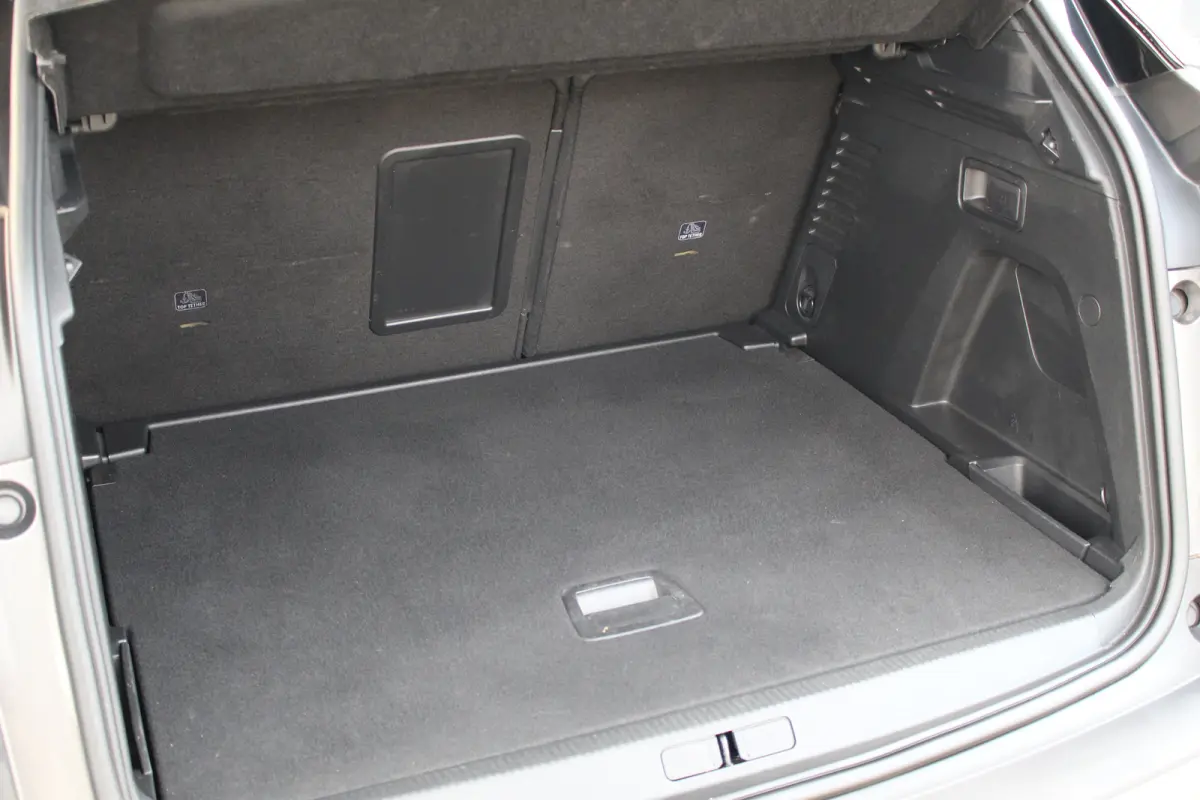 1.2 GT Line Avantage Aut. | Elec. Achterklep | Camera | Pdc | Navi | Cruise | Carplay | | Achterbank in delen neerklapbaar | Afwijkende dakkleur | Alarm klasse 1(startblokkering)| Elec. Acht