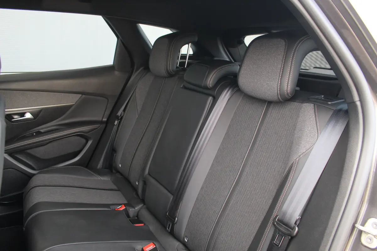1.2 GT Line Avantage Aut. | Elec. Achterklep | Camera | Pdc | Navi | Cruise | Carplay | | Achterbank in delen neerklapbaar | Afwijkende dakkleur | Alarm klasse 1(startblokkering)| Elec. Acht