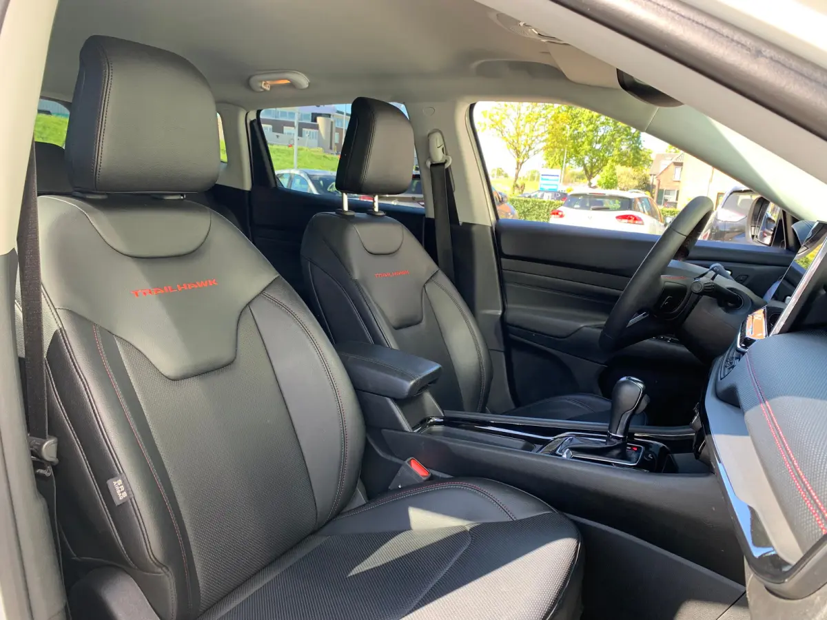 4xe 240 Plug-in Hybrid Trailhawk Airco | Camera | Cruise Control Adaptief | DAB | Keyless | LED | 17" | PDC V&A | Stoelverkoeling |