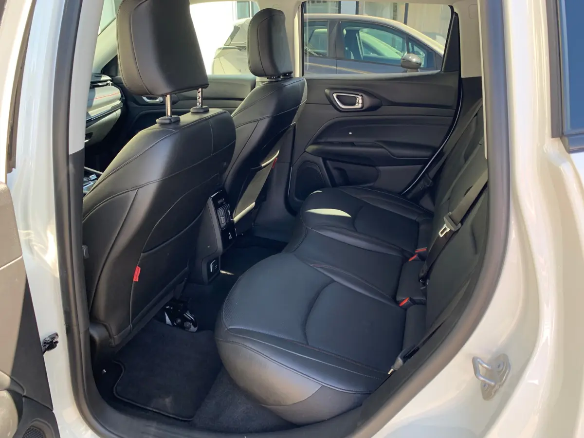 4xe 240 Plug-in Hybrid Trailhawk Airco | Camera | Cruise Control Adaptief | DAB | Keyless | LED | 17" | PDC V&A | Stoelverkoeling |
