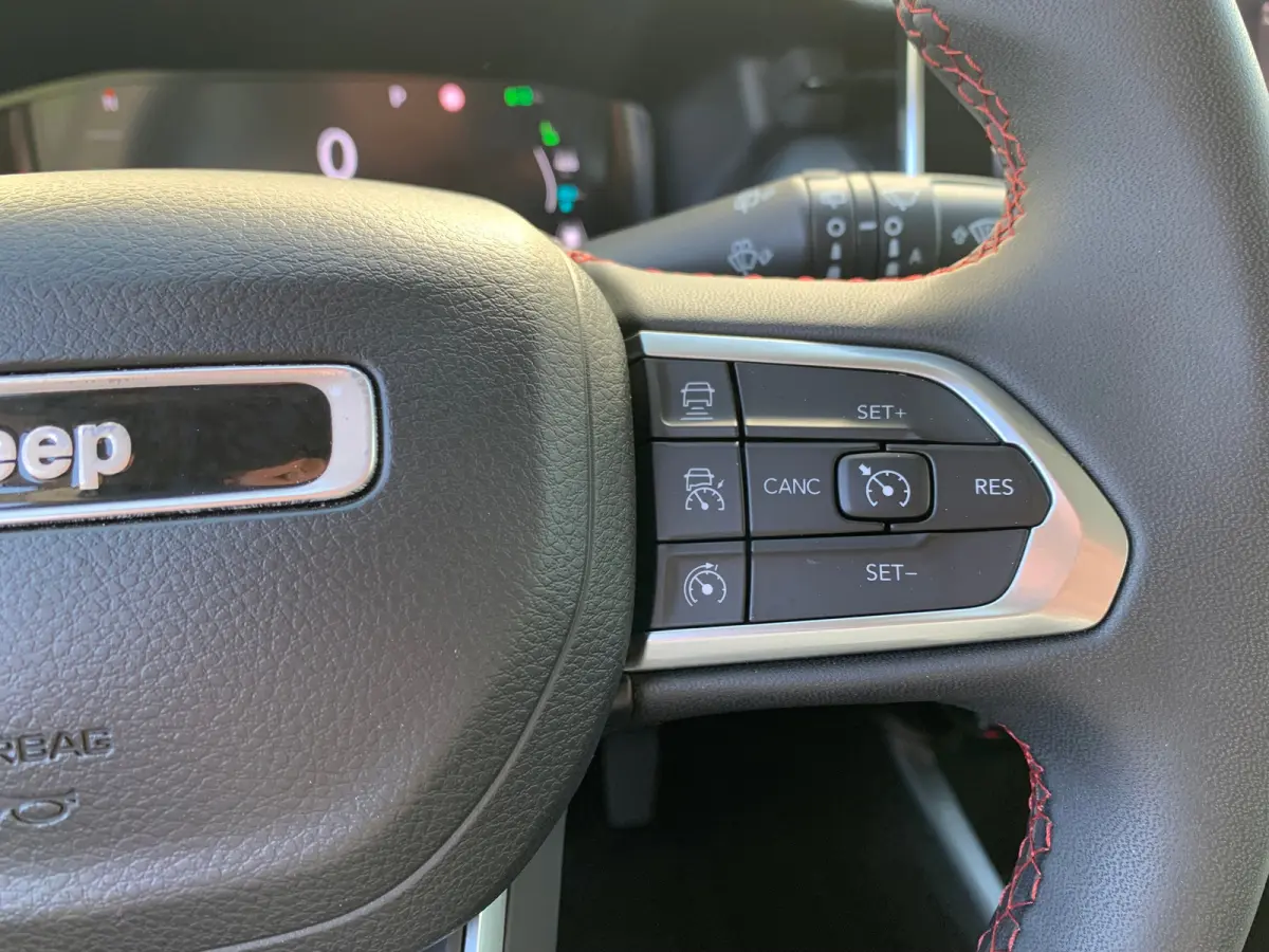 4xe 240 Plug-in Hybrid Trailhawk Airco | Camera | Cruise Control Adaptief | DAB | Keyless | LED | 17" | PDC V&A | Stoelverkoeling |