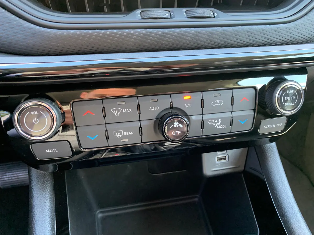 4xe 240 Plug-in Hybrid Trailhawk Airco | Camera | Cruise Control Adaptief | DAB | Keyless | LED | 17" | PDC V&A | Stoelverkoeling |
