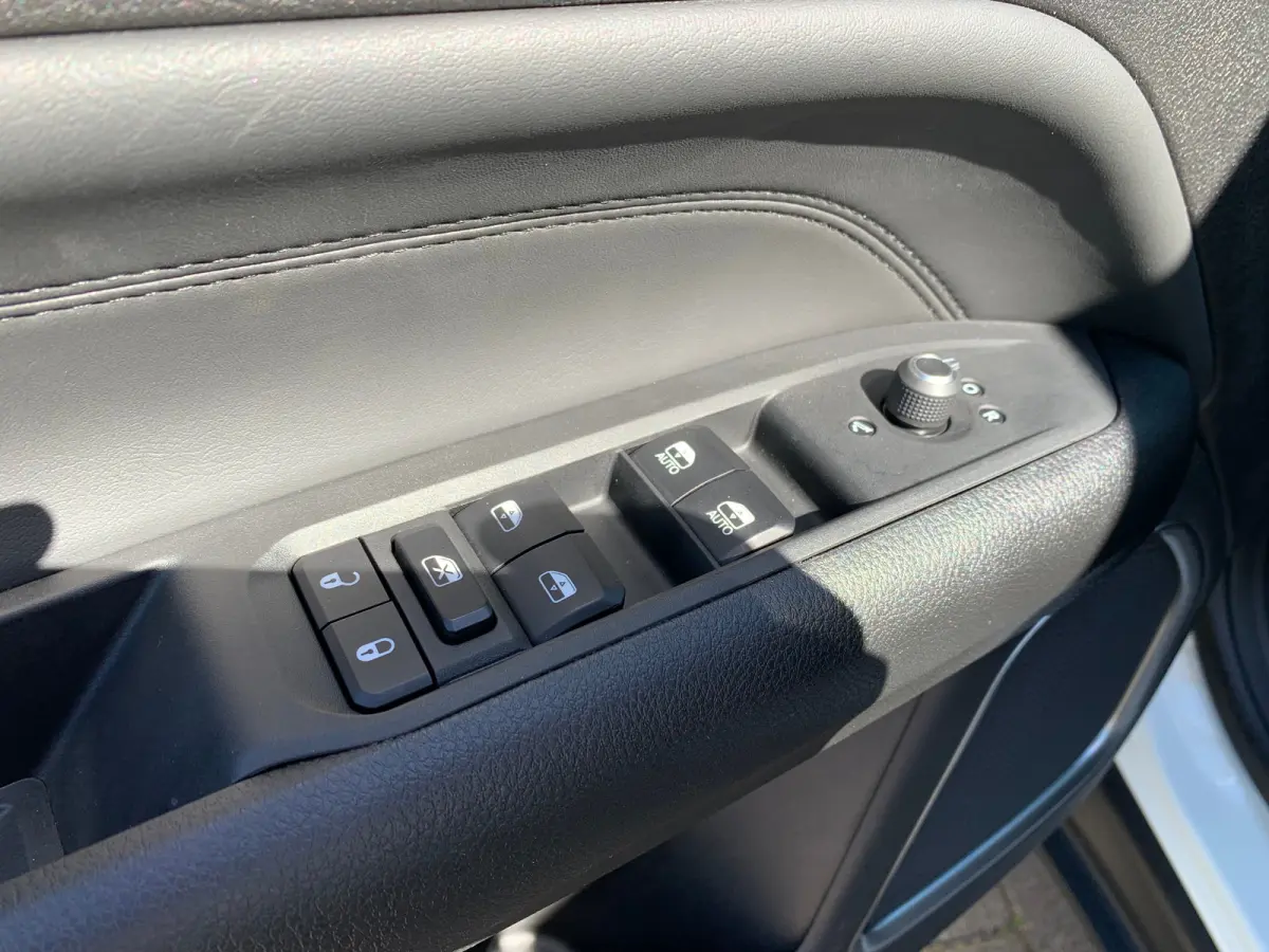4xe 240 Plug-in Hybrid Trailhawk Airco | Camera | Cruise Control Adaptief | DAB | Keyless | LED | 17" | PDC V&A | Stoelverkoeling |