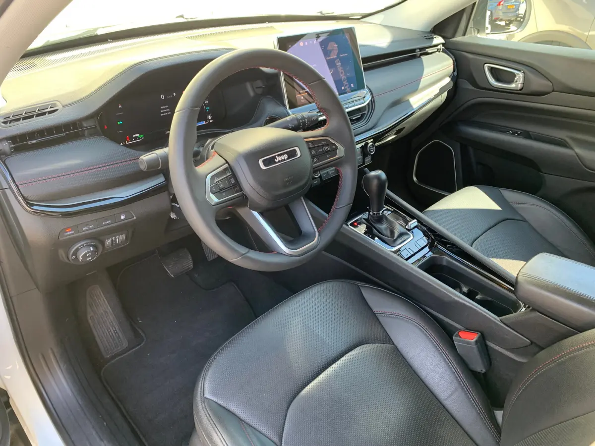 4xe 240 Plug-in Hybrid Trailhawk Airco | Camera | Cruise Control Adaptief | DAB | Keyless | LED | 17" | PDC V&A | Stoelverkoeling |