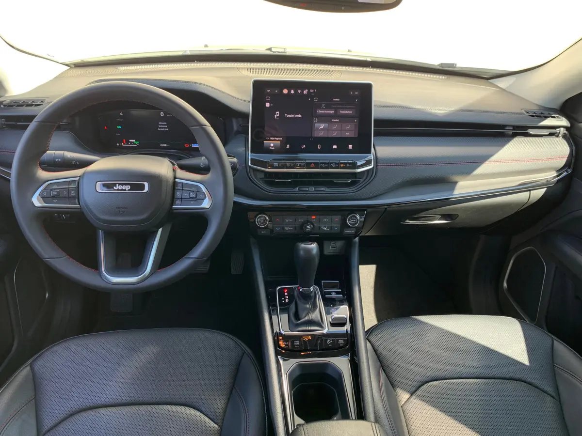 4xe 240 Plug-in Hybrid Trailhawk Airco | Camera | Cruise Control Adaptief | DAB | Keyless | LED | 17" | PDC V&A | Stoelverkoeling |
