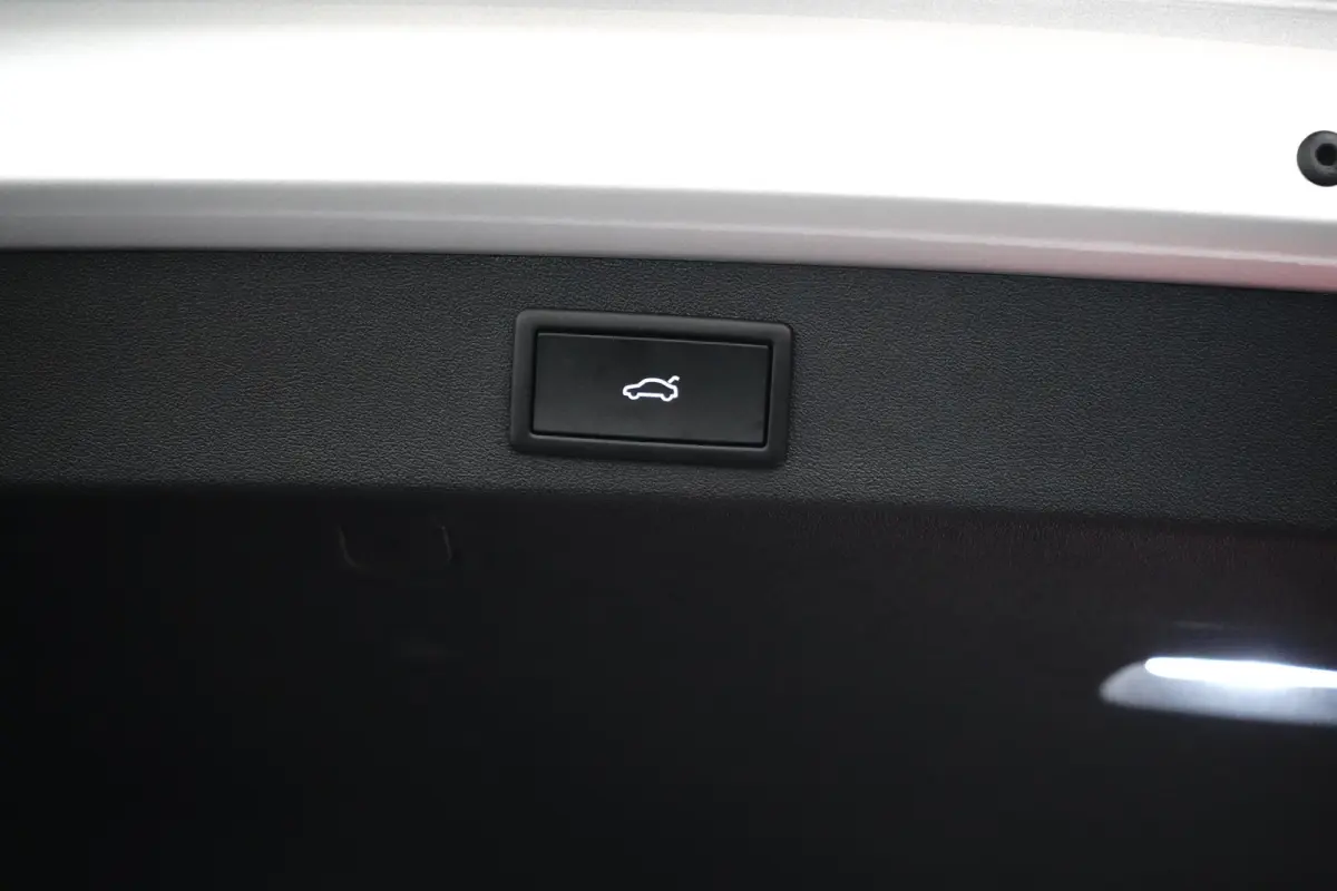 Skoda 1.5 TSI iV 204pk Sportline | Achteruitrijcamera | Dode-hoek detectie | Elektrische stoelen met geheugen | Elektrische achterklep | Stoelverwarming voor