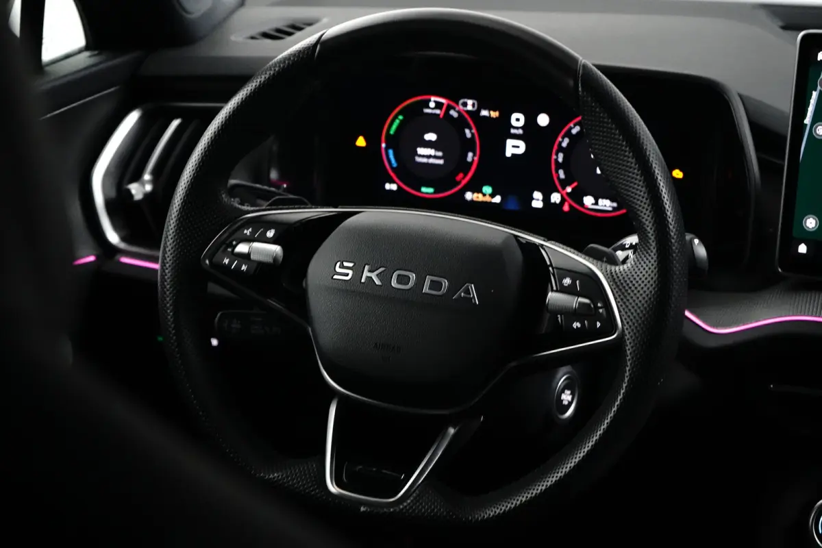 Skoda 1.5 TSI iV 204pk Sportline | Achteruitrijcamera | Dode-hoek detectie | Elektrische stoelen met geheugen | Elektrische achterklep | Stoelverwarming voor