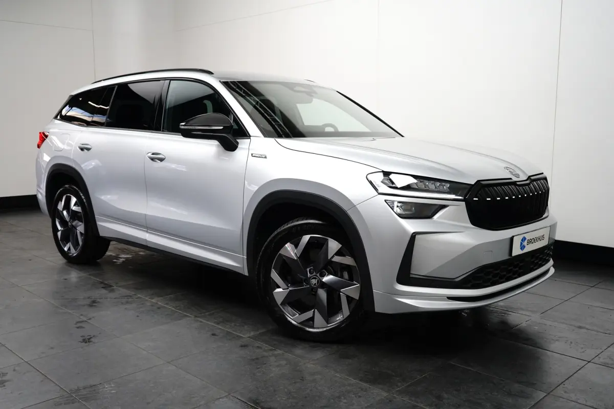 Skoda 1.5 TSI iV 204pk Sportline | Achteruitrijcamera | Dode-hoek detectie | Elektrische stoelen met geheugen | Elektrische achterklep | Stoelverwarming voor
