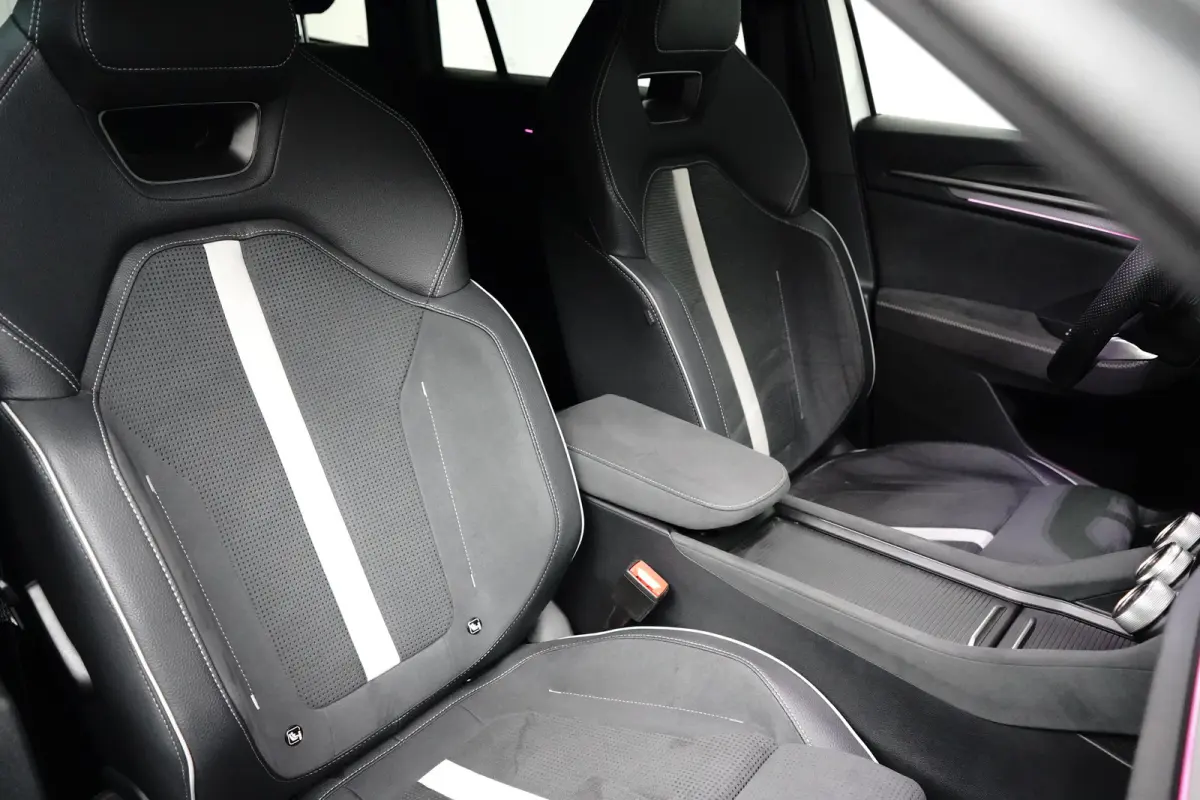 Skoda 1.5 TSI iV 204pk Sportline | Achteruitrijcamera | Dode-hoek detectie | Elektrische stoelen met geheugen | Elektrische achterklep | Stoelverwarming voor