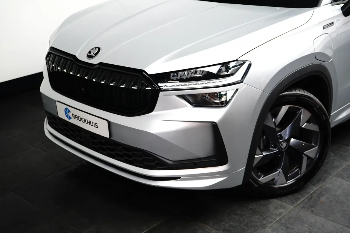 Skoda 1.5 TSI iV 204pk Sportline | Achteruitrijcamera | Dode-hoek detectie | Elektrische stoelen met geheugen | Elektrische achterklep | Stoelverwarming voor