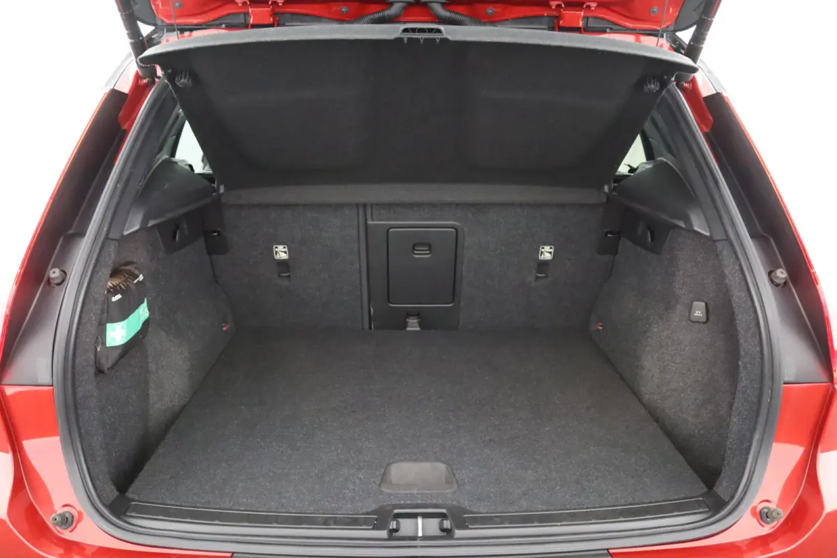 T4 R-Design Expression | SoH 83% | Adaptieve Cruise control | Stoel en stuurwielverwarming | LED | BLIS | Parkeersensoren achter |