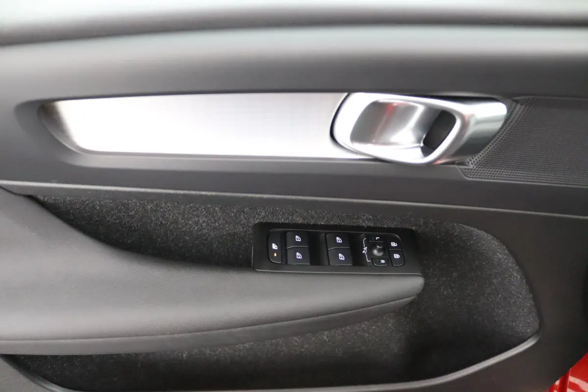 T4 R-Design Expression | SoH 83% | Adaptieve Cruise control | Stoel en stuurwielverwarming | LED | BLIS | Parkeersensoren achter |