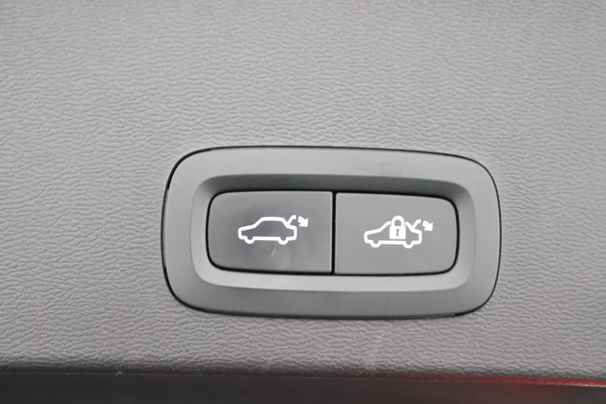 T4 R-Design Expression | SoH 83% | Adaptieve Cruise control | Stoel en stuurwielverwarming | LED | BLIS | Parkeersensoren achter |