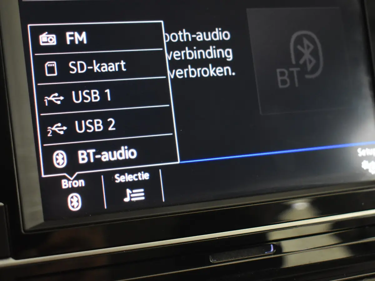 1.0 TSI Life 95Pk | R-Line l Trekhaak | Stoelverwarming | Dodehoek detectie | Parkeersensoren V+A | R-line | 17"LMV
