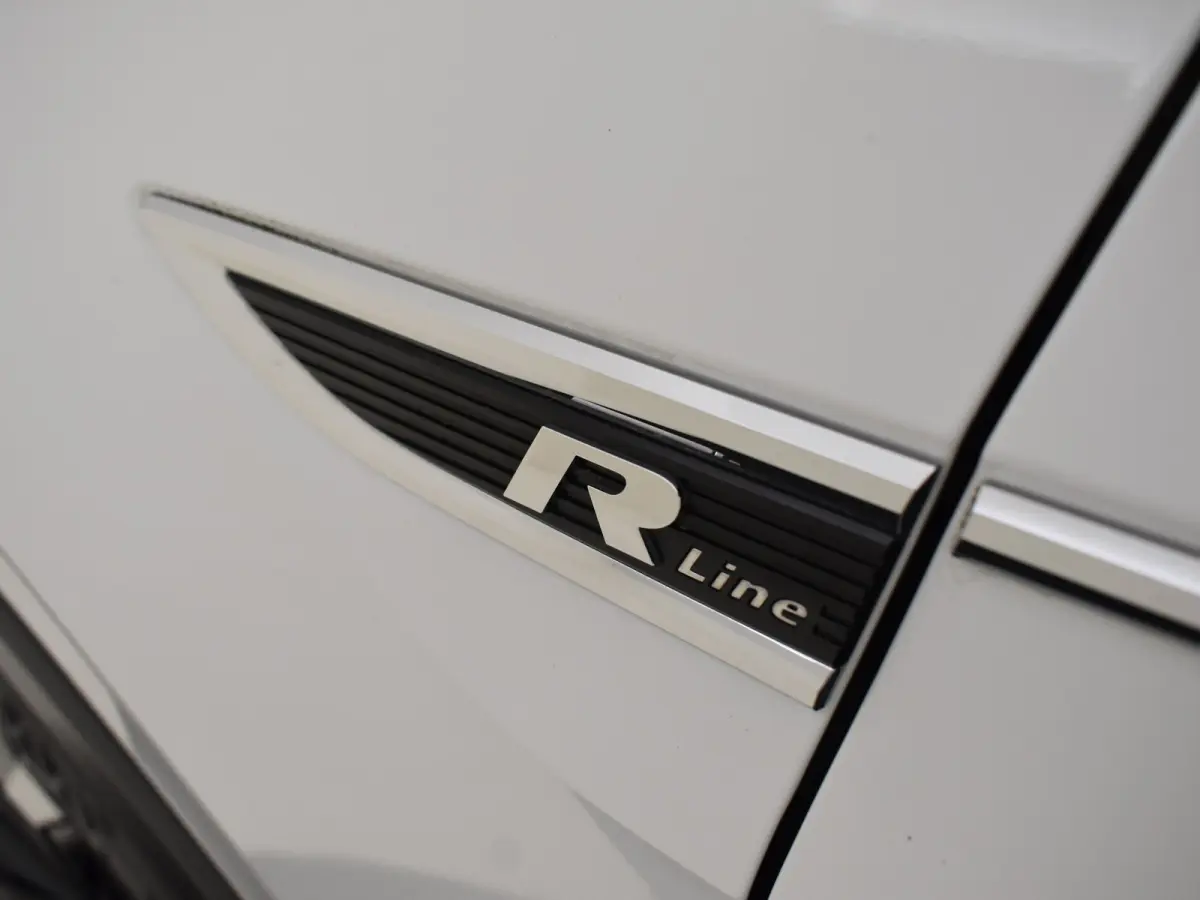 1.0 TSI Life 95Pk | R-Line l Trekhaak | Stoelverwarming | Dodehoek detectie | Parkeersensoren V+A | R-line | 17"LMV