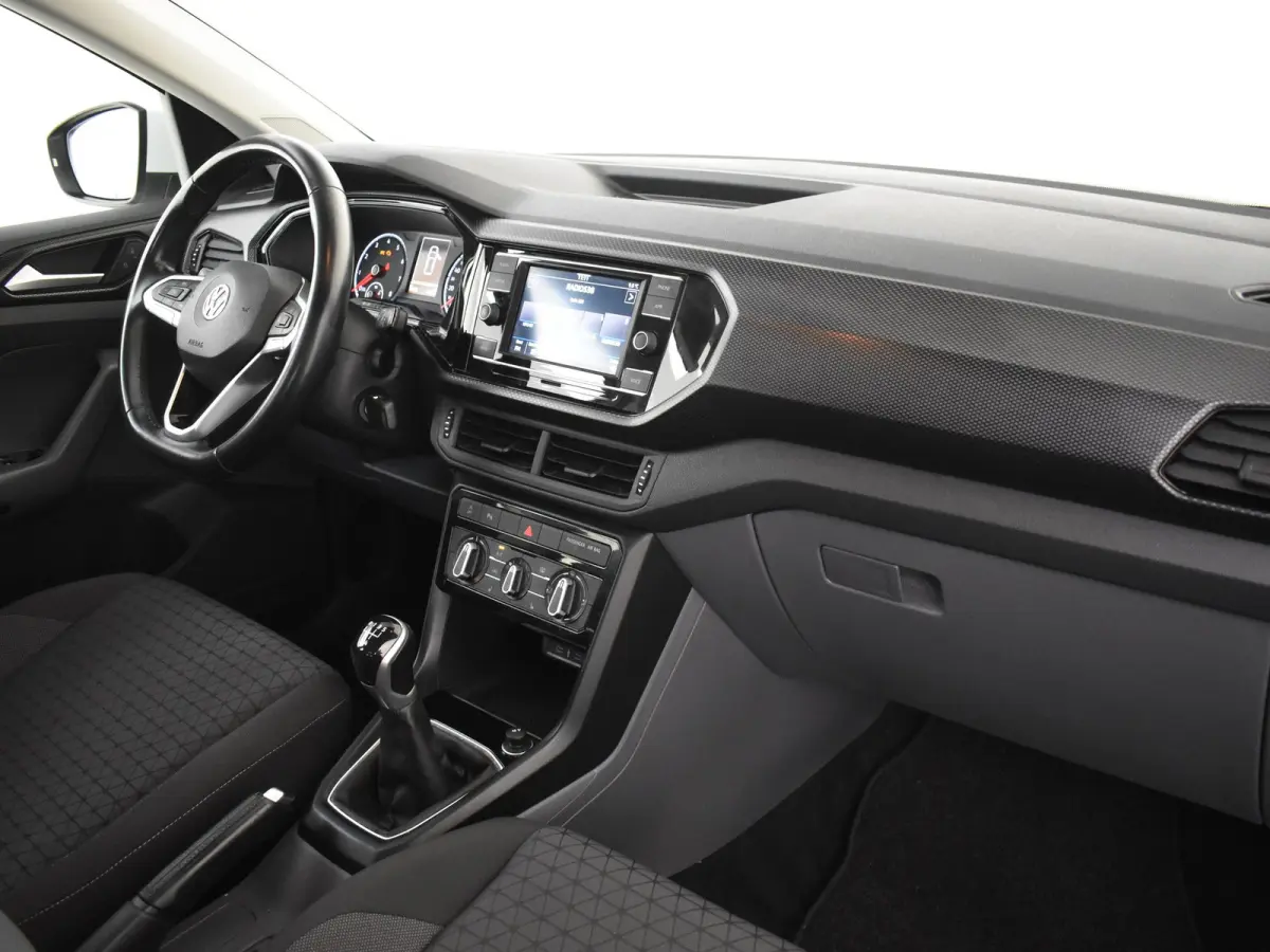 1.0 TSI Life 95Pk | R-Line l Trekhaak | Stoelverwarming | Dodehoek detectie | Parkeersensoren V+A | R-line | 17"LMV