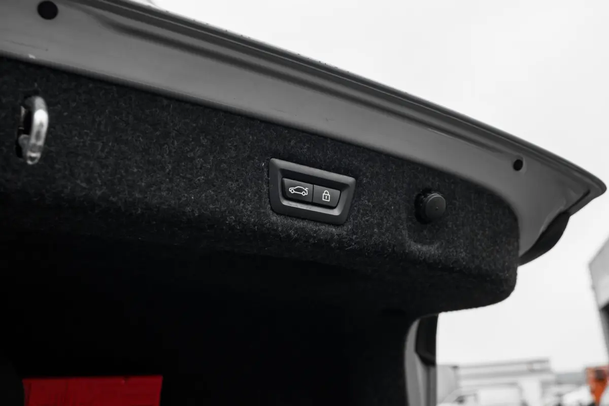 530e iPerformance High Executive 252Pk | Rondomzichtcamera | Head-up Display | Glazen schuifkanteldak | Stoelverwarming en ventilatie | Uitwijk assistent |18:LMV