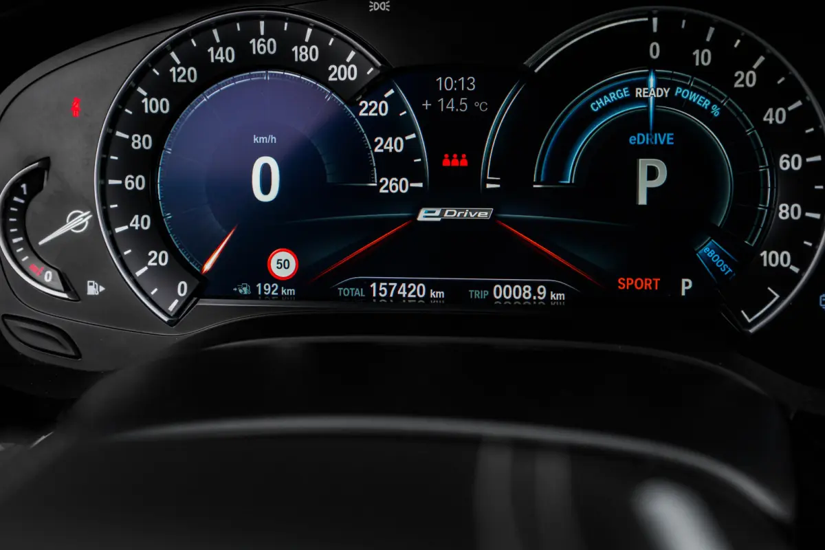 530e iPerformance High Executive 252Pk | Rondomzichtcamera | Head-up Display | Glazen schuifkanteldak | Stoelverwarming en ventilatie | Uitwijk assistent |18:LMV