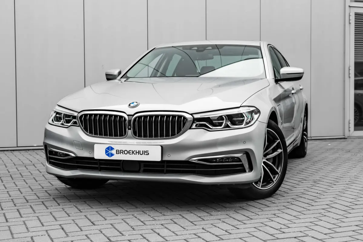 530e iPerformance High Executive 252Pk | Rondomzichtcamera | Head-up Display | Glazen schuifkanteldak | Stoelverwarming en ventilatie | Uitwijk assistent |18:LMV