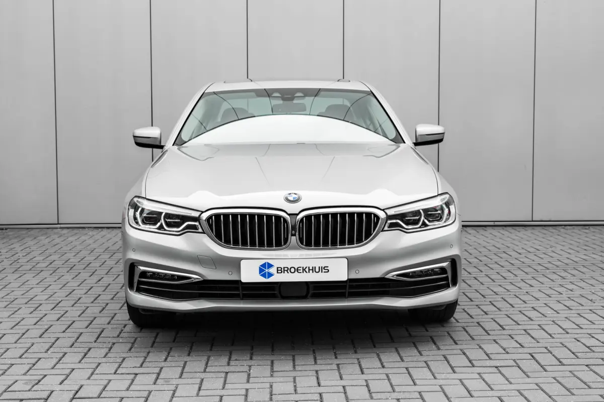 530e iPerformance High Executive 252Pk | Rondomzichtcamera | Head-up Display | Glazen schuifkanteldak | Stoelverwarming en ventilatie | Uitwijk assistent |18:LMV