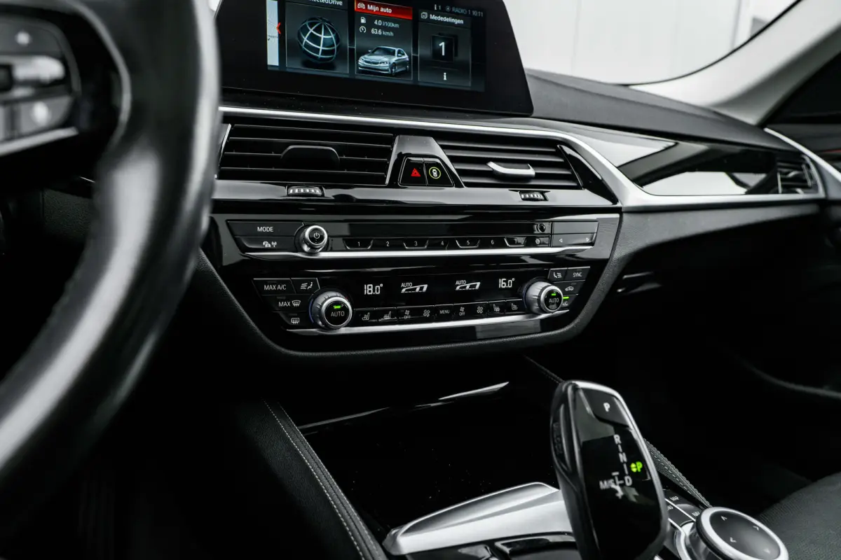 530e iPerformance High Executive 252Pk | Rondomzichtcamera | Head-up Display | Glazen schuifkanteldak | Stoelverwarming en ventilatie | Uitwijk assistent |18:LMV