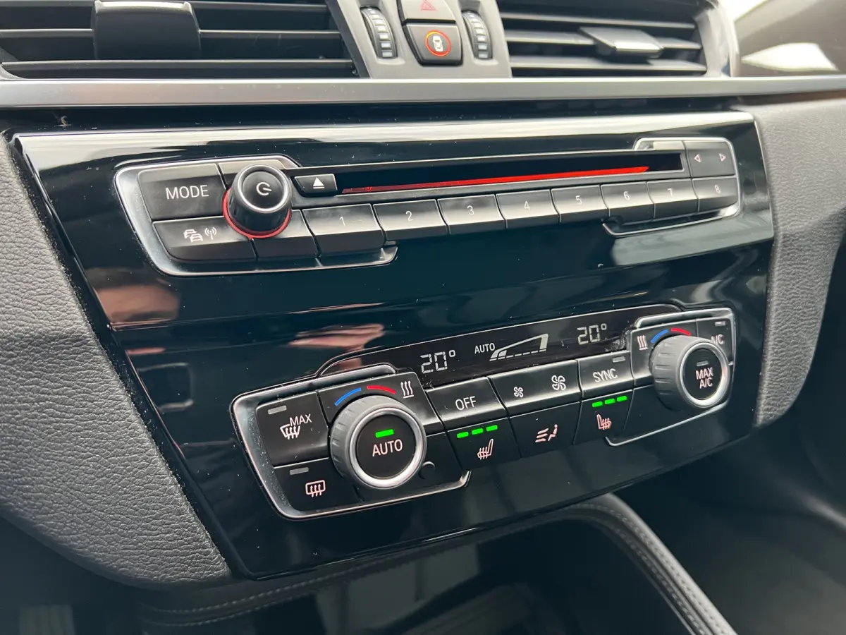 sDrive20i High Executive Automaat | Camera | Lederen bekleding | Parkeersensoren | Cruise controle | 18'' velgen | Elektrische achterklep | LED koplampen | Stoelverwarming | Climate controle